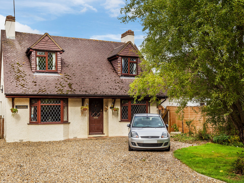 4 Bed House Detached For Sale in Horley